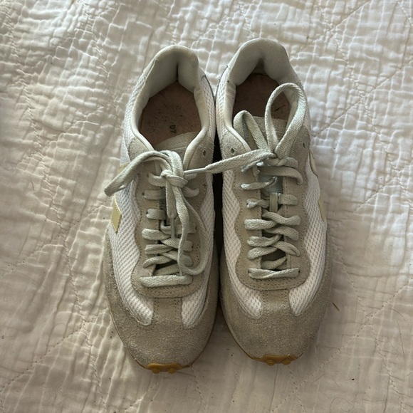 Veja sneakers size 8 women’s - Picture 1 of 5